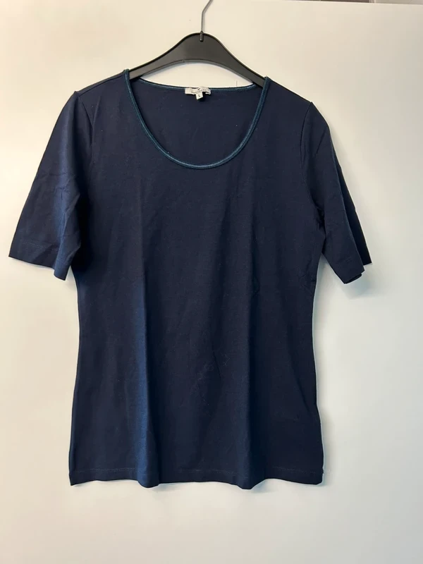 Donkerblauwe t-shirt